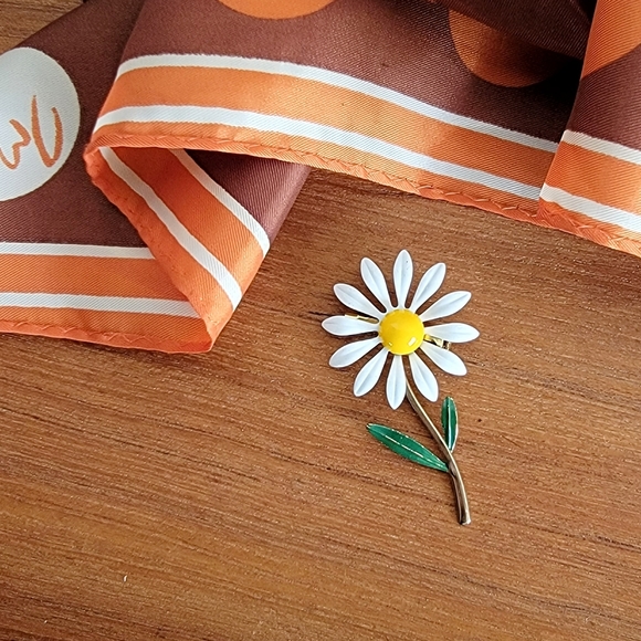1960s vintage enamel daisy brooch - Picture 2 of 2